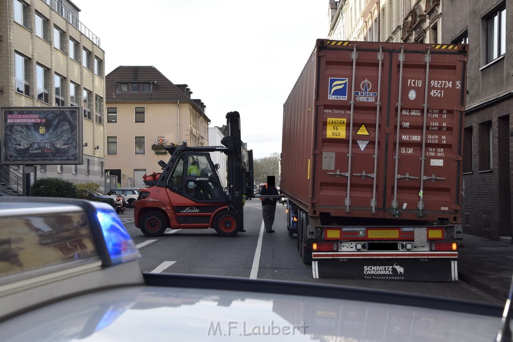 LKW gegen Bruecke wegen Rettungsgasse Koeln Muelheim P54.JPG - Miklos Laubert